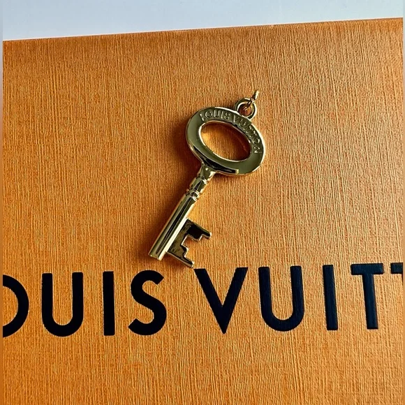 RARE AUTHENTIC LOUIS VUITTON KEY CHARM GOLD TONE PENDANT - Picture 9 of 9